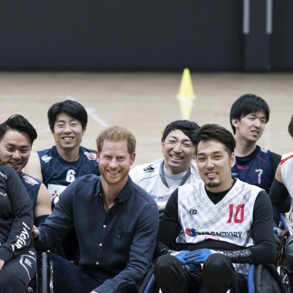 Le prince Harry, duc de Sussex, le 2 novembre 2019 à Tokyo lors de sa rencontre avec des élèves et des athlètes handicapés de la Nippon Foundation Para Arena prétendant à une place en sélection pour les Jeux paralympiques.