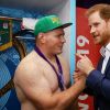 Le prince Harry félicite les rugbymen de l'équipe d'Afrique du Sud (ici, Steven Kitshoff) après leur victoire contre l'Angleterre en finale de la Coupe du monde au stade international de Yokohama au Japon, le 2 novembre 2019.