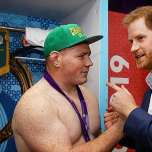 Le prince Harry félicite les rugbymen de l'équipe d'Afrique du Sud (ici, Steven Kitshoff) après leur victoire contre l'Angleterre en finale de la Coupe du monde au stade international de Yokohama au Japon, le 2 novembre 2019.