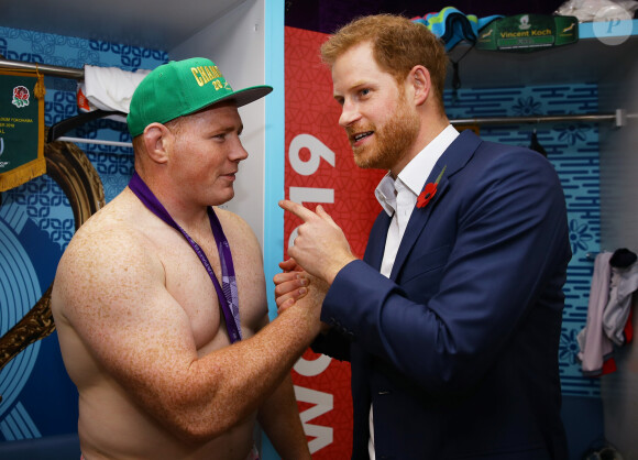 Le prince Harry félicite les rugbymen de l'équipe d'Afrique du Sud (ici, Steven Kitshoff) après leur victoire contre l'Angleterre en finale de la Coupe du monde au stade international de Yokohama au Japon, le 2 novembre 2019.