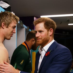 Le prince Harry félicite les rugbymen de l'équipe d'Afrique du Sud (ici, Pieter-Steph du Toit) après leur victoire contre l'Angleterre en finale de la Coupe du monde au stade international de Yokohama au Japon, le 2 novembre 2019.