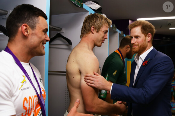 Le prince Harry félicite les rugbymen de l'équipe d'Afrique du Sud (ici, Pieter-Steph du Toit) après leur victoire contre l'Angleterre en finale de la Coupe du monde au stade international de Yokohama au Japon, le 2 novembre 2019.