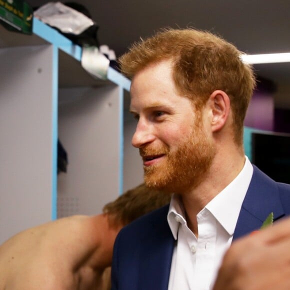 Le prince Harry félicite les rugbymen de l'équipe d'Afrique du Sud (ici, Jesse Kriel) après leur victoire contre l'Angleterre en finale de la Coupe du monde au stade international de Yokohama au Japon, le 2 novembre 2019.