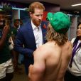 Le prince Harry félicite les rugbymen de l'équipe d'Afrique du Sud (ici, Faf de Klerk) après leur victoire contre l'Angleterre en finale de la Coupe du monde au stade international de Yokohama au Japon, le 2 novembre 2019.