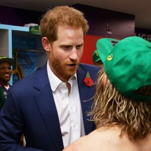 Le prince Harry félicite les rugbymen de l'équipe d'Afrique du Sud (ici, Faf de Klerk) après leur victoire contre l'Angleterre en finale de la Coupe du monde au stade international de Yokohama au Japon, le 2 novembre 2019.