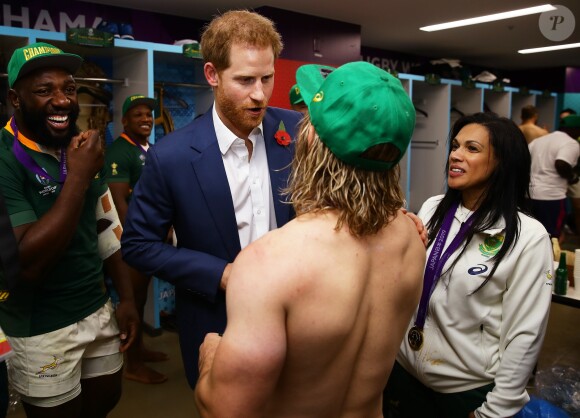 Le prince Harry félicite les rugbymen de l'équipe d'Afrique du Sud (ici, Faf de Klerk) après leur victoire contre l'Angleterre en finale de la Coupe du monde au stade international de Yokohama au Japon, le 2 novembre 2019.