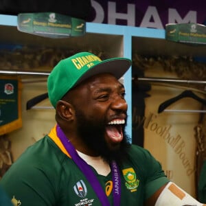 Le prince Harry félicite les rugbymen de l'équipe d'Afrique du Sud (ici, Tendai Mtawarira) après leur victoire contre l'Angleterre en finale de la Coupe du monde au stade international de Yokohama au Japon, le 2 novembre 2019.