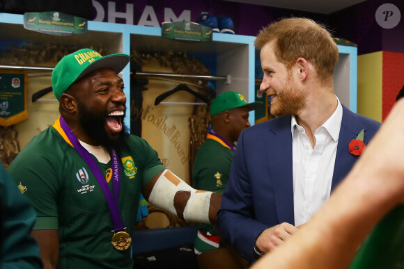 Le prince Harry félicite les rugbymen de l'équipe d'Afrique du Sud (ici, Tendai Mtawarira) après leur victoire contre l'Angleterre en finale de la Coupe du monde au stade international de Yokohama au Japon, le 2 novembre 2019.