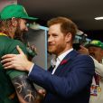 Le prince Harry félicite les rugbymen de l'équipe d'Afrique du Sud (ici, RG Snyman) après leur victoire contre l'Angleterre en finale de la Coupe du monde au stade international de Yokohama au Japon, le 2 novembre 2019.