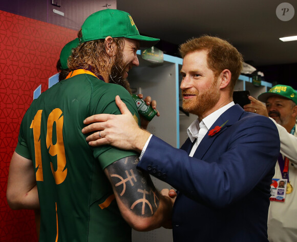 Le prince Harry félicite les rugbymen de l'équipe d'Afrique du Sud (ici, RG Snyman) après leur victoire contre l'Angleterre en finale de la Coupe du monde au stade international de Yokohama au Japon, le 2 novembre 2019.