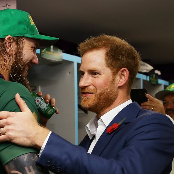 Le prince Harry félicite les rugbymen de l'équipe d'Afrique du Sud (ici, RG Snyman) après leur victoire contre l'Angleterre en finale de la Coupe du monde au stade international de Yokohama au Japon, le 2 novembre 2019.