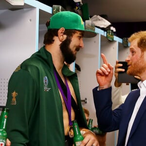 Le prince Harry félicite les rugbymen de l'équipe d'Afrique du Sud (ici, Lodewik de Jager) après leur victoire contre l'Angleterre en finale de la Coupe du monde au stade international de Yokohama au Japon, le 2 novembre 2019.