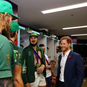 Le prince Harry félicite les rugbymen de l'équipe d'Afrique du Sud après leur victoire contre l'Angleterre en finale de la Coupe du monde au stade international de Yokohama au Japon, le 2 novembre 2019.