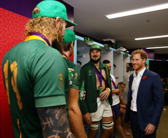 Le prince Harry félicite les rugbymen de l'équipe d'Afrique du Sud après leur victoire contre l'Angleterre en finale de la Coupe du monde au stade international de Yokohama au Japon, le 2 novembre 2019.