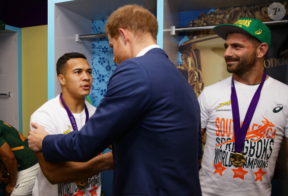 Le prince Harry félicite les rugbymen de l'équipe d'Afrique du Sud (ici, Cheslin Kolbe) après leur victoire contre l'Angleterre en finale de la Coupe du monde au stade international de Yokohama au Japon, le 2 novembre 2019.