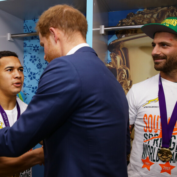 Le prince Harry félicite les rugbymen de l'équipe d'Afrique du Sud (ici, Cheslin Kolbe) après leur victoire contre l'Angleterre en finale de la Coupe du monde au stade international de Yokohama au Japon, le 2 novembre 2019.