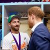 Le prince Harry félicite les rugbymen de l'équipe d'Afrique du Sud (ici, Willie Le Roux) après leur victoire contre l'Angleterre en finale de la Coupe du monde au stade international de Yokohama au Japon, le 2 novembre 2019.