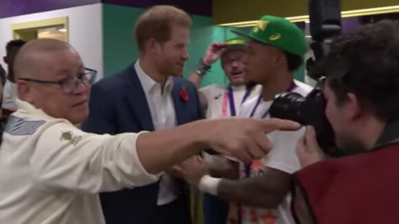 Le pince Harry dans le vestiaire de l'Afrique du Sud pour féliciter les joueurs après leur victoire en finale de la Coupe du monde de rugby contre l'Angleterre le 2 novembre 2019 au Japon.