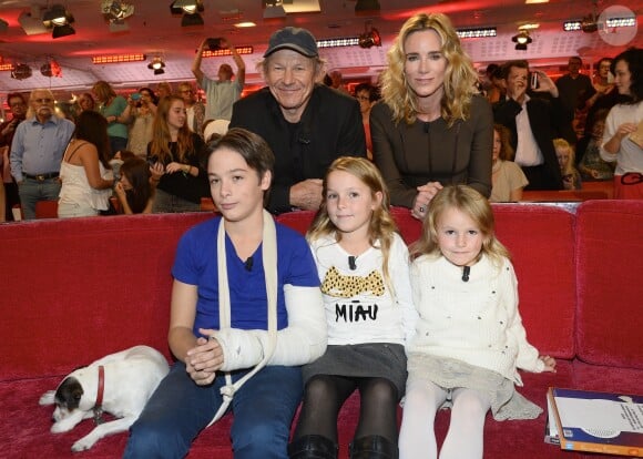 Philippe Poupon avec sa femme Géraldine Danon et leurs enfants, Loup (le fils que la comédienne a eu avec Titouan Lamazou), Marion et Laura dans Vivement dimanche à Paris le en octobre 2014.