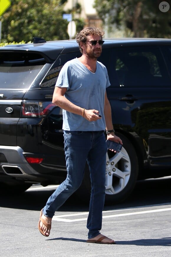 Laeticia Hallyday, son compagnon Pascal Balland et Maryline Issartier vont déjeuner dans un restaurant de sushi à Los Angeles, proche de l'école des filles de Laeticia. Le 13 septembre 2019.
