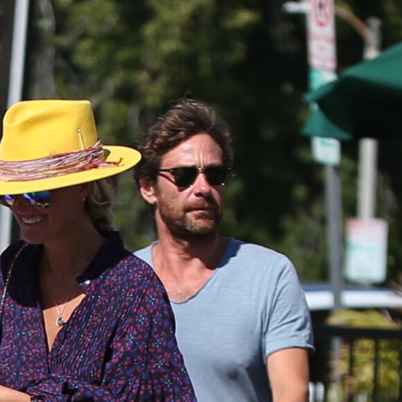 Laeticia Hallyday et son compagnon Pascal Balland ressortent du restaurant de sushi avec Marine, l'ex-femme de Pascal Balland, à Los Angeles, avant d'aller chercher leurs filles à l'école. Le 13 septembre 2019.