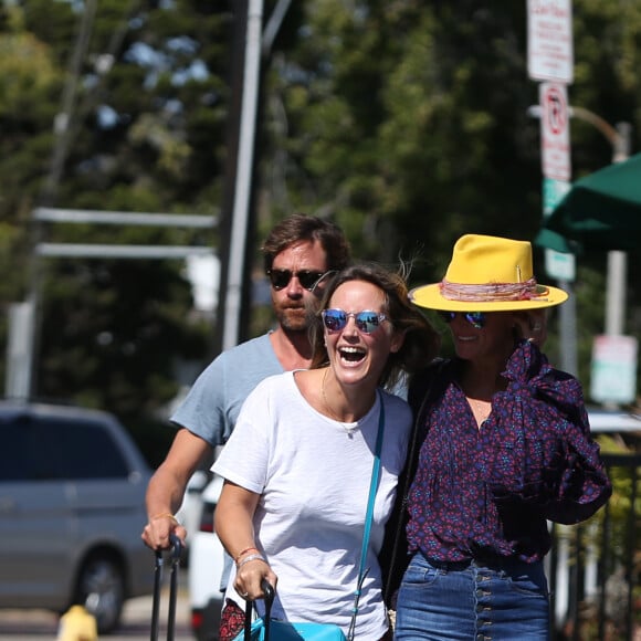 Laeticia Hallyday et son compagnon Pascal Balland ressortent du restaurant de sushi avec Marine, l'ex-femme de Pascal Balland, à Los Angeles, avant d'aller chercher leurs filles à l'école. Le 13 septembre 2019.