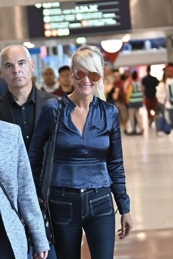 Jimmy Refas - Laeticia Hallyday, souriante, arrive à l'aéroport Roissy CDG en provenance de Los Angeles le 16 septembre 2019. Ces quelques jours à Paris vont lui permettre de rencontrer ses avocats et de participer à la promotion du DVD des Vieilles Canailles. Laeticia Hallyday sort de l'aéroport sous bonne escorte : Elle est prise en charge par le service de sécurité de l'aéroport et par une escorte de la police nationale.