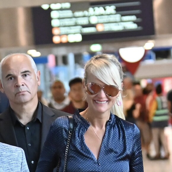 Jimmy Refas - Laeticia Hallyday, souriante, arrive à l'aéroport Roissy CDG en provenance de Los Angeles le 16 septembre 2019. Ces quelques jours à Paris vont lui permettre de rencontrer ses avocats et de participer à la promotion du DVD des Vieilles Canailles. Laeticia Hallyday sort de l'aéroport sous bonne escorte : Elle est prise en charge par le service de sécurité de l'aéroport et par une escorte de la police nationale.