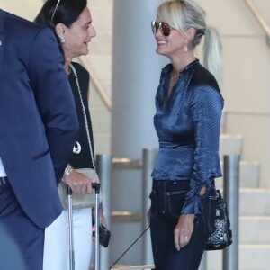 Barbara Uzzan (comptable pour le trust) - Laeticia Hallyday, souriante, arrive à l'aéroport Roissy CDG en provenance de Los Angeles le 16 septembre 2019. Ces quelques jours à Paris vont lui permettre de rencontrer ses avocats et de participer à la promotion du DVD des Vieilles Canailles. Laeticia Hallyday sort de l'aéroport sous bonne escorte : Elle est prise en charge par le service de sécurité de l'aéroport et par une escorte de la police nationale.