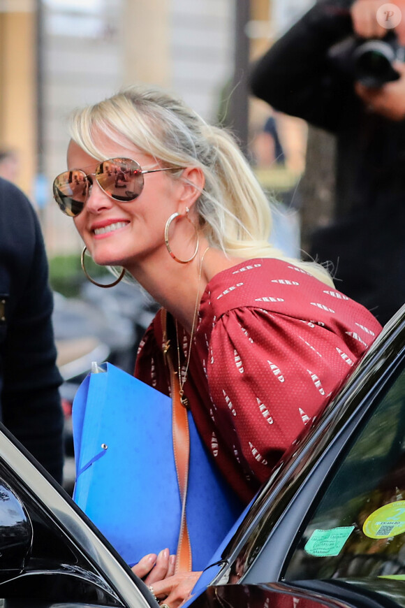 Laeticia Hallyday sort de chez son avocat Avenue Montaigne avec un dossier à la main à Paris, le 23 septembre 2019.