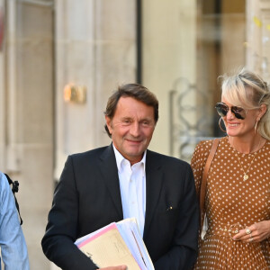 Maître Jacques Verrecchia (représente Jade et Joy), Laeticia Hallyday - Laeticia.Hallyday sort du cabinet de ses nouveaux avocats avec son père et ils marchent avenue Montaigne à Paris le 18 septembre 2019. L