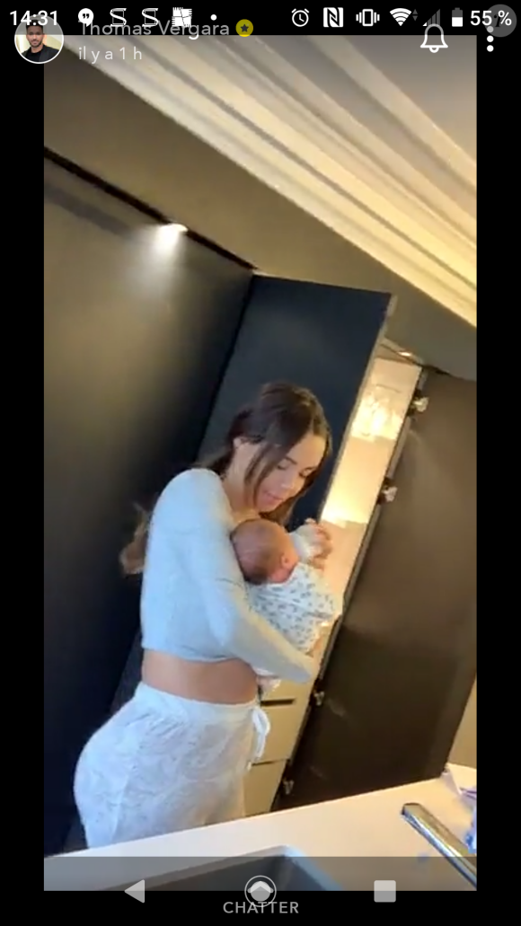 Thomas Vergara donne le biberon à son fils Milann, le 23 octobre 2019, sur Snapchat