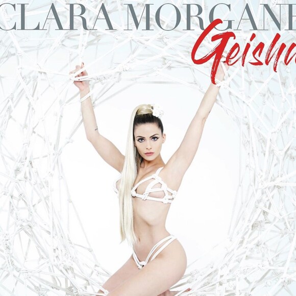 Clara Morgane cordée et BDSM pour son calendrier 2020.