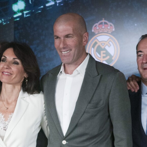 Le nouvel entraîneur du Real Madrid Zinedine Zidane et sa femme Véronique après la conférence de presse au stade Santiago Bernabeu à Madrid, Espagne, le 11 mars 2019.