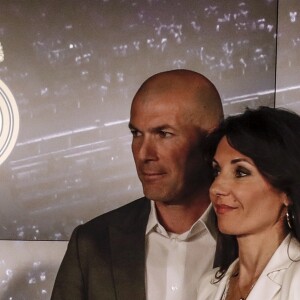 Le nouvel entraîneur du Real Madrid Zinedine Zidane et sa femme Véronique après la conférence de presse au stade Santiago Bernabeu à Madrid, Espagne, le 11 mars 2019.