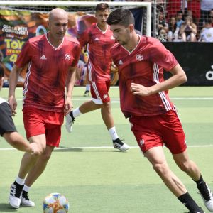 Zinédine Zidane et l'équipe vainqueur de la finale des filles lors de la grande finale de la Z5 Cup à Aix-en-Provence, France, 23 juin 2019. © Norbert Scanella/Panoramic/Bestimage