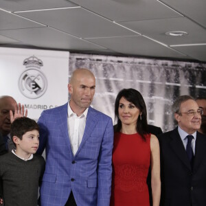 Zinedine Zidane devient l'entraineur du Real de Madrid et remplace ainsi Rafael Benítez lors d'une cérémonie au Stade Santiago Bernabéu à Madrid le 4 janvier 2016.