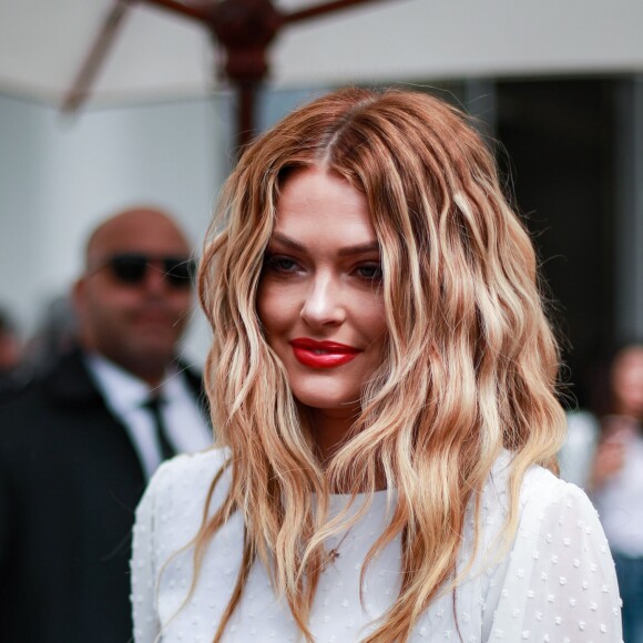 Caroline Receveur - Célébrité sur la Croisette lors du 72ème Festival International du Film de Cannes, le 19 mai 2019.