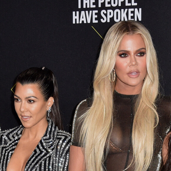 Kris Jenner et ses filles Kourtney, Kim et Khloé Kardashian assistent aux E! People's Choice Awards 2019 au Barker Hangar. Santa Monica, le 10 novembre 2019.