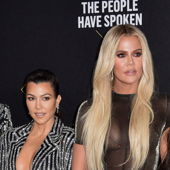 Kris Jenner et ses filles Kourtney, Kim et Khloé Kardashian assistent aux E! People's Choice Awards 2019 au Barker Hangar. Santa Monica, le 10 novembre 2019.