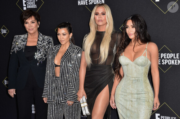 Kris Jenner et ses filles Kourtney, Kim et Khloé Kardashian assistent aux E! People's Choice Awards 2019 au Barker Hangar. Santa Monica, le 10 novembre 2019.