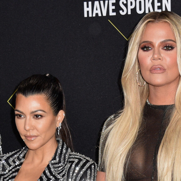 Kris Jenner et ses filles Kourtney, Kim et Khloé Kardashian assistent aux E! People's Choice Awards 2019 au Barker Hangar. Santa Monica, le 10 novembre 2019.
