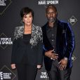 Kris Jenner et Corey Gamble assistent aux E! People's Choice Awards 2019 au Barker Hangar. Santa Monica, le 10 novembre 2019.