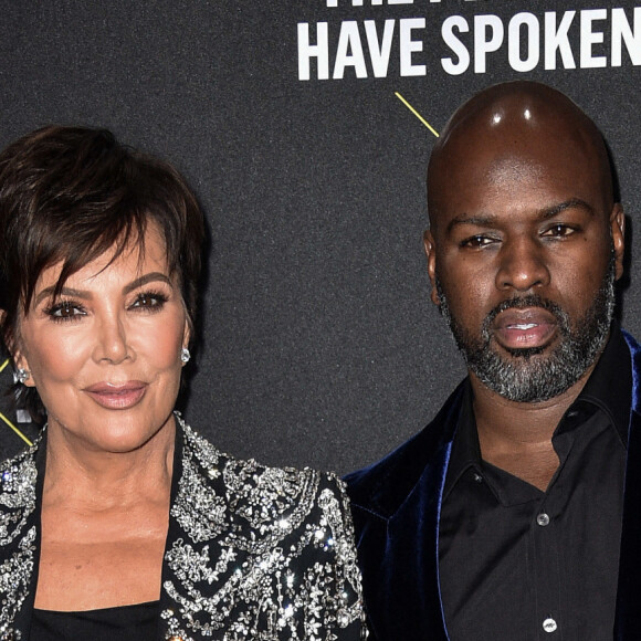 Kris Jenner et Corey Gamble assistent aux E! People's Choice Awards 2019 au Barker Hangar. Santa Monica, le 10 novembre 2019.