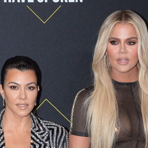 Kris Jenner et ses filles Kourtney, Kim et Khloé Kardashian assistent aux E! People's Choice Awards 2019 au Barker Hangar. Santa Monica, le 10 novembre 2019.