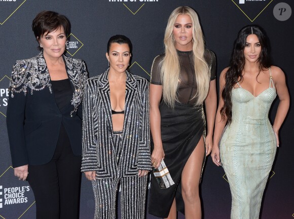 Kris Jenner et ses filles Kourtney, Kim et Khloé Kardashian assistent aux E! People's Choice Awards 2019 au Barker Hangar. Santa Monica, le 10 novembre 2019.