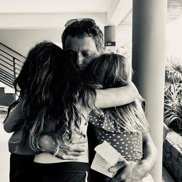 Marc-Olivier Fogiel avec ses filles Mila et Lily. Instagram le 17, août 2019.
