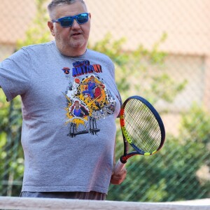 Pierre Ménès - Les célébrités jouent au tennis avec les enfants malades dans le cadre du concert caritatif organisé par l'association "Enfant, star et match" à Antibes le 11 juillet 2019. © Lionel Urman/Bestimage