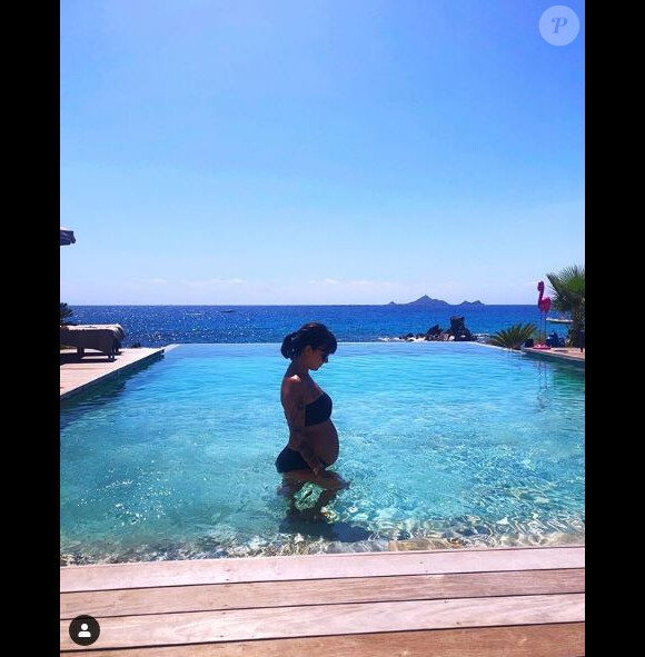 Alizée dévoile son baby bump en bikini. Instagram. Août 2019.