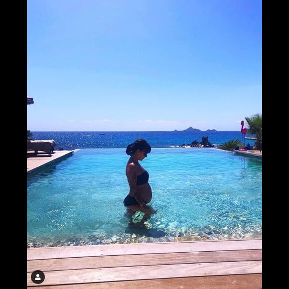 Alizée dévoile son baby bump en bikini. Instagram. Août 2019.